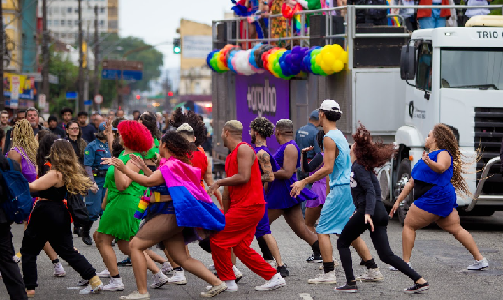 8ª Parada do Orgulho LGBT+ de Santos celebra diversidade com feira cultural e marcha