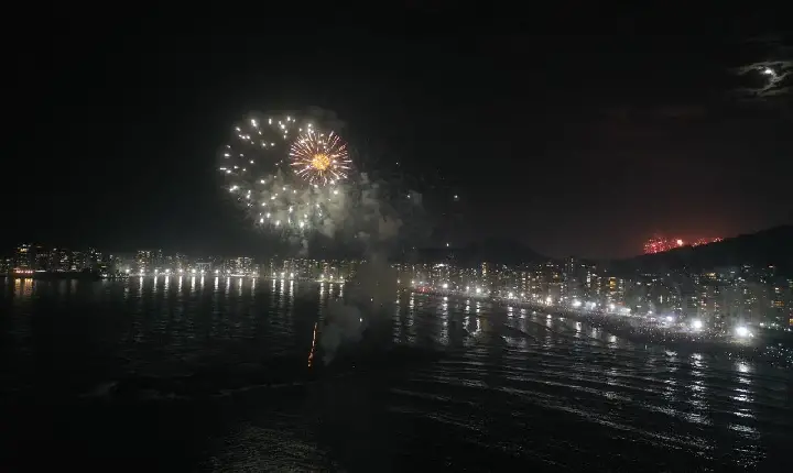 A chegada de 2023 foi celebrada na Cidade com um espetáculo de cores e luzes, à beira-mar. A Prefeitura de Guarujá realizou a tão esperada queima de f