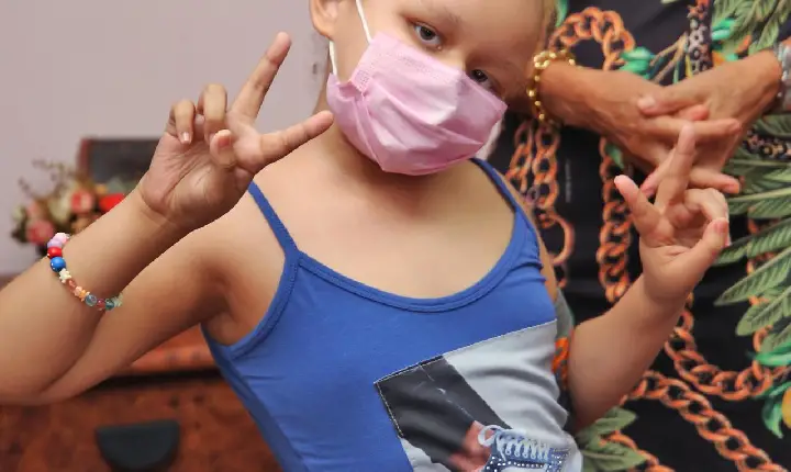 Ação entre amigos ajuda menina   com câncer nas despesas do tratamento