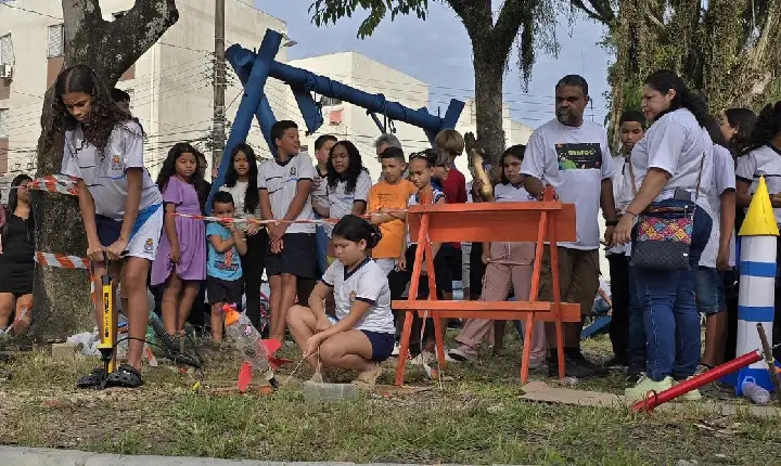 Alunos de escola municipal lançam foguetes construídos em sala de aula