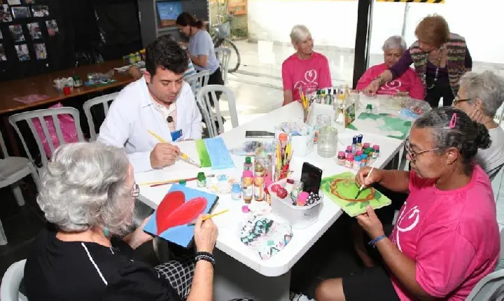 Arteterapia motiva idosos e vira exposição em Santos