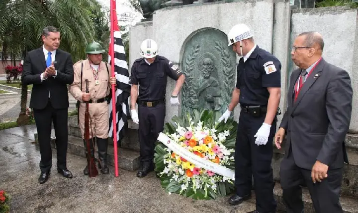 Ato cívico em Santos celebra os 91 anos da Revolução de 1932