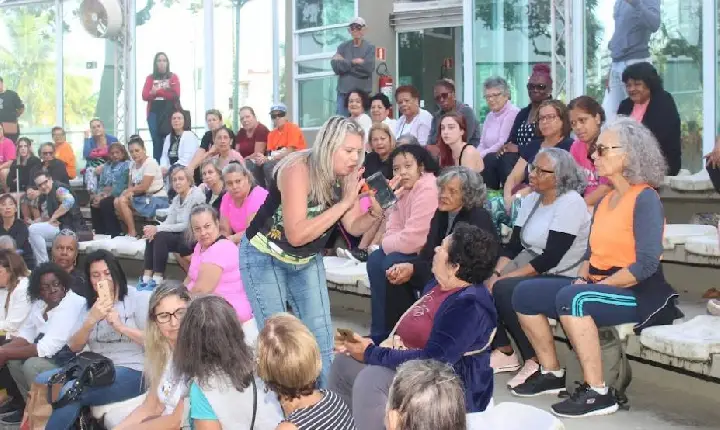 Atores em Santos simulam violência para alertar sobre respeito aos idosos