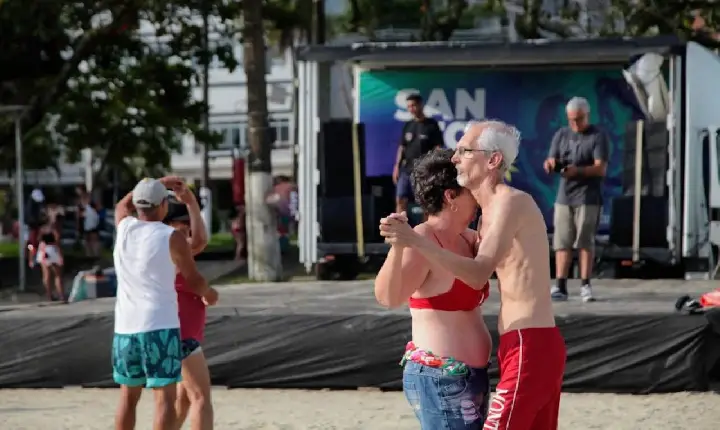 Aulão de dança ‘esquenta’ a orla do Gonzaga. Domingo tem mais atrações no Santos Verão