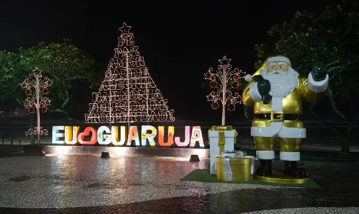 Avenidas e ruas de Guarujá ganham luzes e cores com a decoração natalina