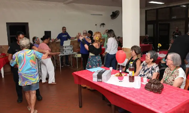 Baile de Dia das Mães emociona idosas em residencial de Santos