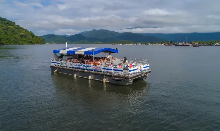 Barco Escola ‘Arca do Saber’ leva estudantes da Fundação Getúlio Vargas para estudar o manguezal