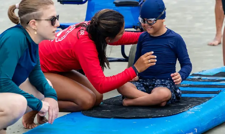 Bertioga recebe vivência de surf adaptado na Praia de São Lourenço