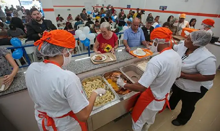 Bom Prato Praia Grande serve cardápio especial para comemorar seu primeiro aniversário