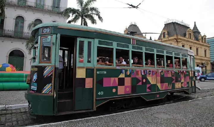 Bonde de Santos será gratuito nesta quarta para mulheres vestindo rosa