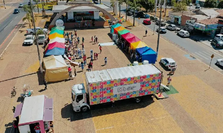 Caminhão ‘Conhecendo os ODS’  estaciona em Guarujá