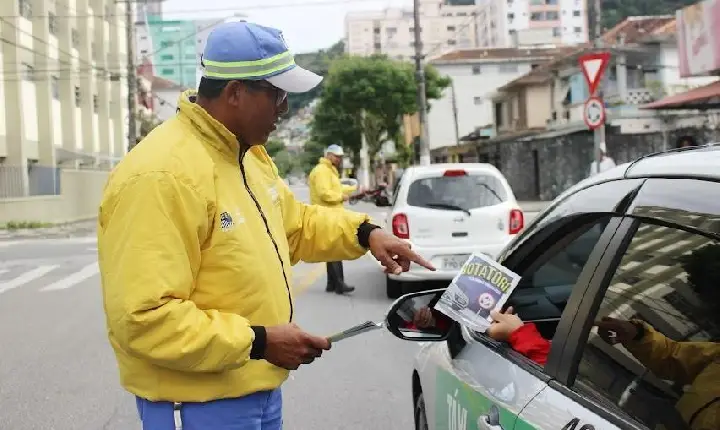 Campanha em Santos orienta motoristas em mais cinco cruzamentos com rotatórias