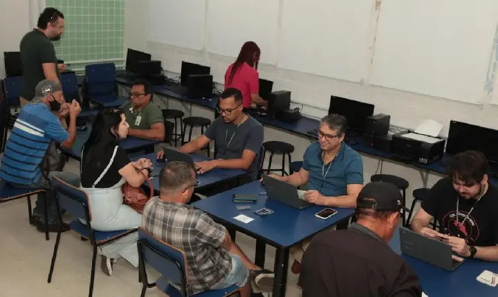 Caravana das Oportunidades encaminha para entrevistas e oferece serviços a santistas no Estuário