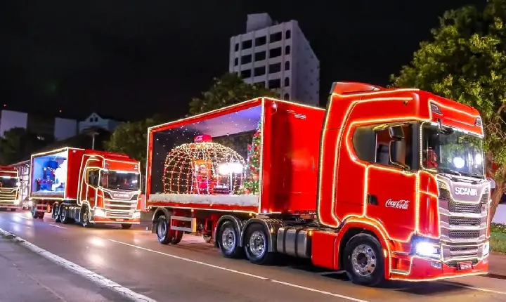 Caravana de Natal da Coca-Cola terá desfile em Guarujá nesta terça-feira (25)