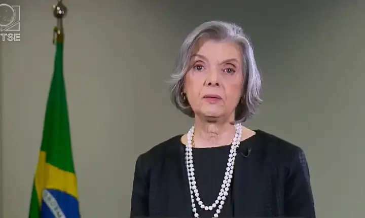 Cármen Lúcia vota pela responsabilização das redes por postagem ilegal