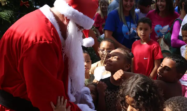 Cerca de 400 crianças participam de  Festa de Natal do Fundo Social