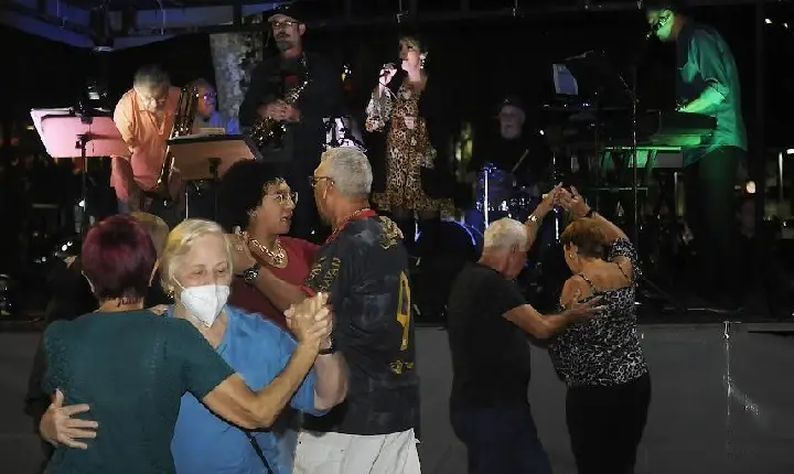 ‘Chorinho no Aquário’ e ‘Baile na Praia’ animam a orla de Santos no fim de semana
