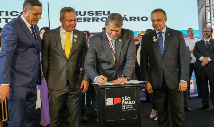 Com capital simbólica em Santos, governador anuncia criação de distrito turístico