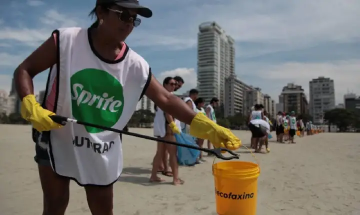 Com mutirão de limpeza, Santos participa de ação de combate ao lixo no mar