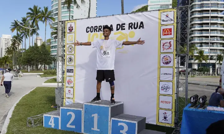 Corrida do Instituto Charles do Bronxs reúne gerações, PMs da Alegria e lutadores do UFC