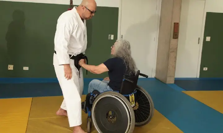 Curso em Santos ensina defesa pessoal a mulheres com deficiências