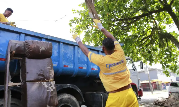 De tapete a sofá: Prefeitura de Guarujá  retira objetos inusitados de canais da Cidade
