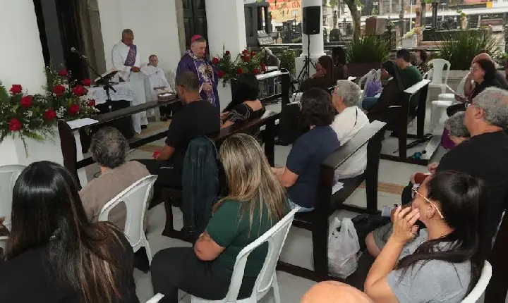 Dia de Finados reúne centenas de santistas nos cemitérios com missas e programação especial