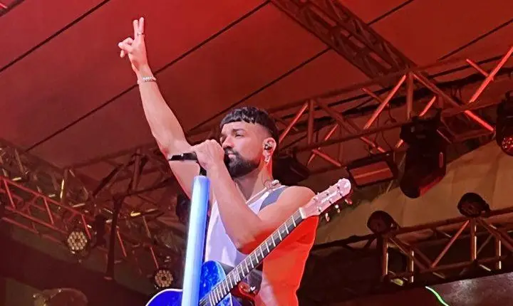 Dilsinho Encanta Público em Vicente de Carvalho Mesmo com Chuva na Celebração dos 91 Anos de Guarujá