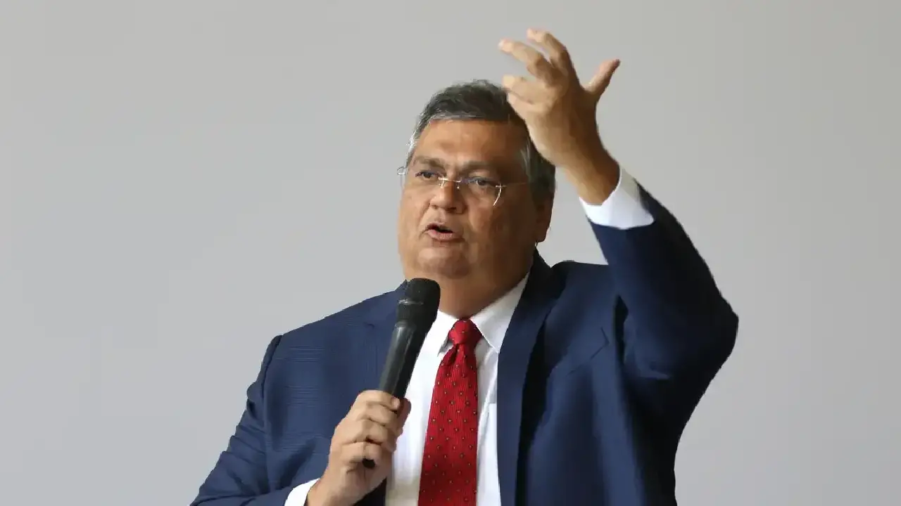 Dino bloqueia R$ 119 milhões de Valdemar por suspeitas em emendas