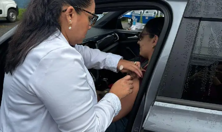 Drive-thru de vacinação no Guarujá aplica 410 doses em um único dia