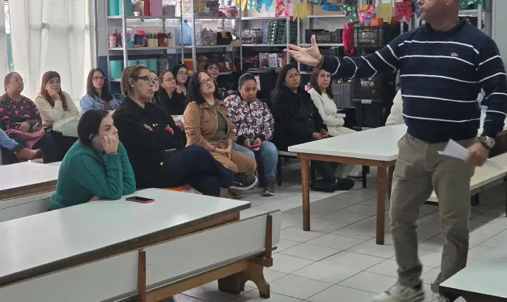 Educadores da rede municipal particip8am de palestra sobre ansiedade infantil
