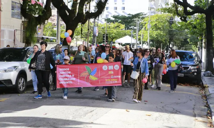 Em Guarujá, caminhada contra o trabalho infantil reúne pessoas de todas as idades