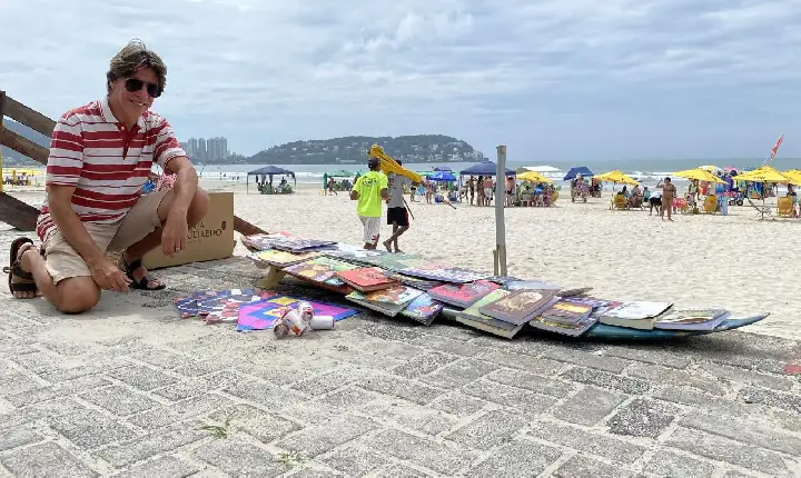 Em Guarujá, mediador de leitura distribui   livros em troca de um sorriso