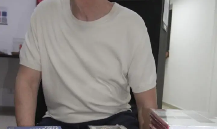 Exposição na Câmara de Guarujá proporciona tarde de autógrafos