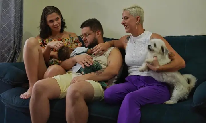 Família acolhedora em Santos reforça afeto com a chegada de ‘Bia’