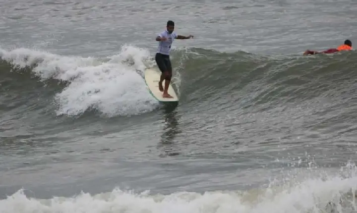 Festival reúne lendas e promessas do longboard no Quebra-Mar, em Santos
