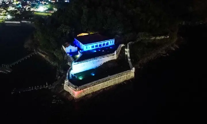 Fortaleza da Barra tem iluminação azul para alertar sobre afogamentos