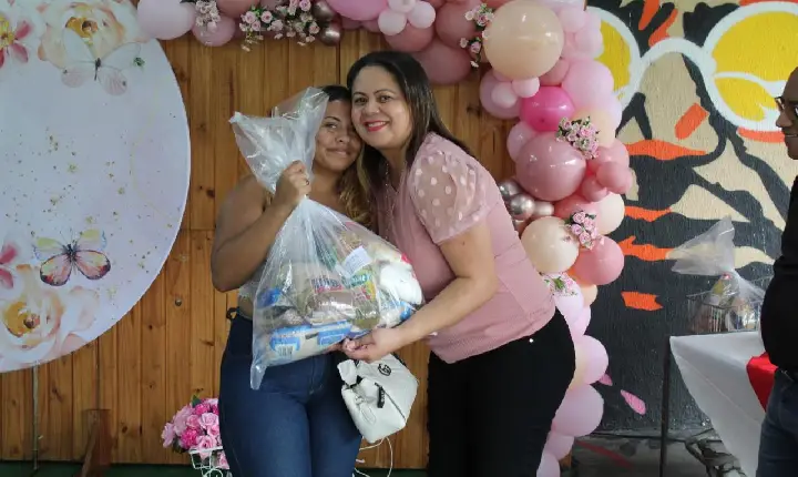 Fundo Social de Cubatão entrega alimentos e brindes para famílias carentes do Município
