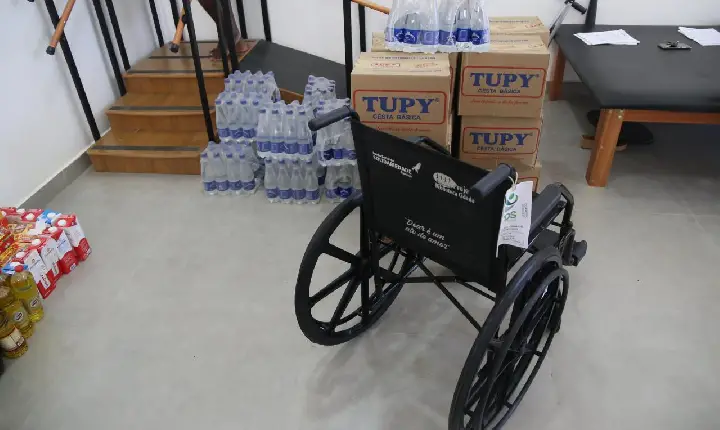 Fundo Social de Guarujá e Projeto Biblioteca Cidadã entregam cadeiras de rodas