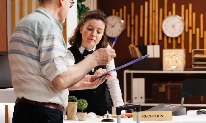 Golpes e fraudes deixam rombo de R$ 100 bilhões nos setores de Hospedagem e de Alimentação no Brasil