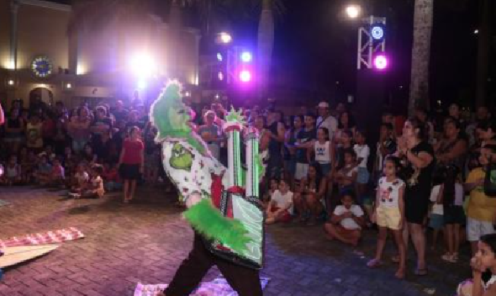 Grinch e sua turma encantam público no Natal Criativo e Solidário em Santos