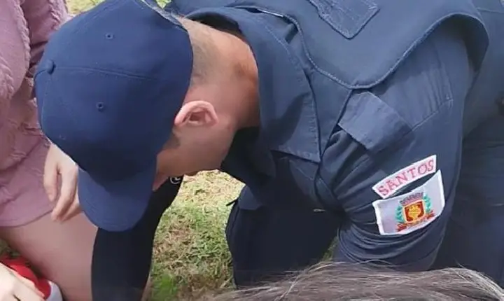 Guarda municipal de Santos salva cão engasgado com bolinha de brinquedo