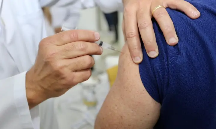 Guarujá amplia vacinação contra a dengue para pessoas de 59 anos