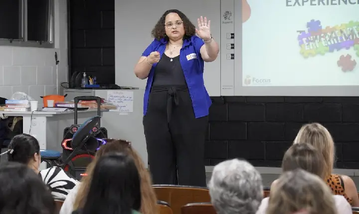 Guarujá capacita professores da rede municipal  de ensino em projeto de língua de sinais