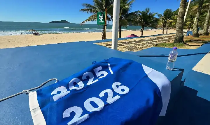 Guarujá celebra hasteamento da Bandeira Azul na Praia do Tombo