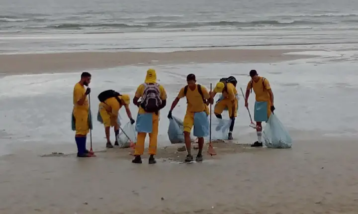 Guarujá define ações de limpeza das praias na virada e temporada de verão