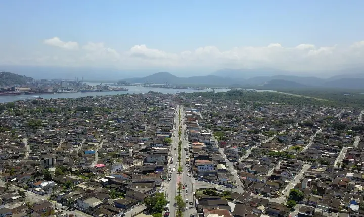 Guarujá entrega 118 títulos de regularização fundiária a moradores do Pae Cará