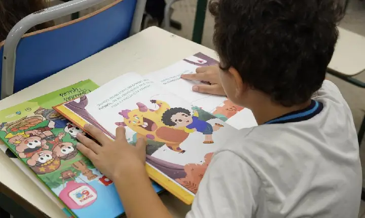 Guarujá entrega 52 mil livros personalizados  com avatares de estudantes