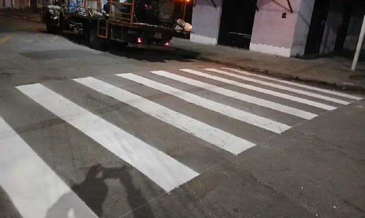 Guarujá inicia melhorias na sinalização  de solo da Rua Júlio Pedro Pontes