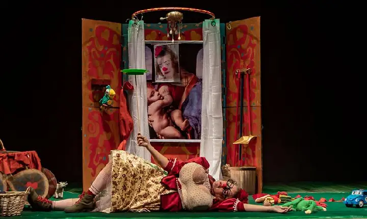 Guarujá recebe espetáculo de palhaçaria sobre maternidade real neste fim de semana